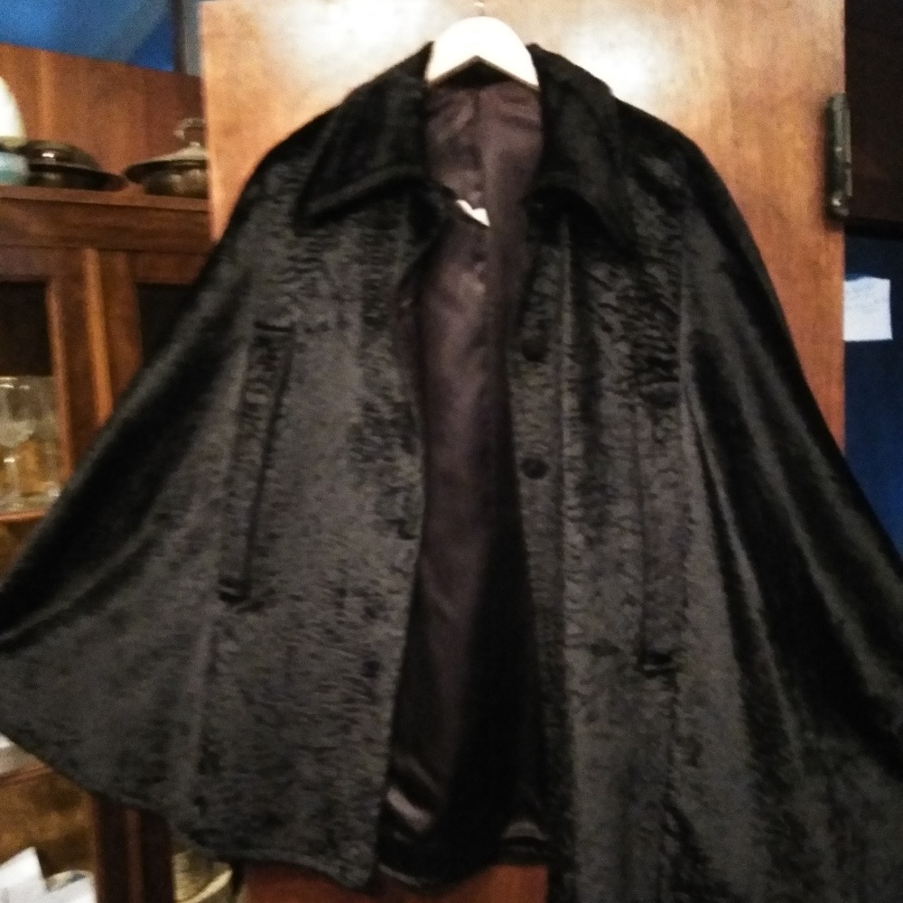 Black Cloak / Cape - Faux Fur / Antique Velvet